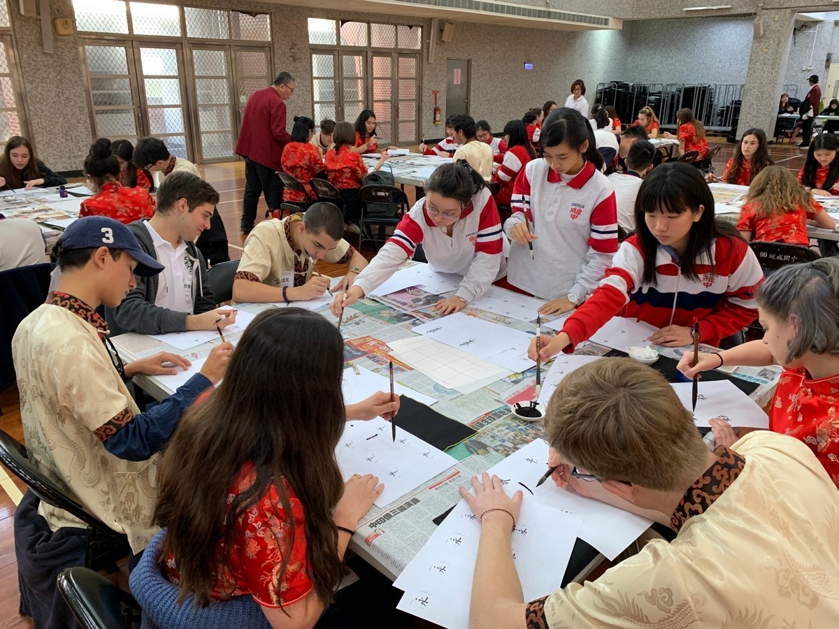 3.學生參加扶輪社活動陪外國學生寫書法